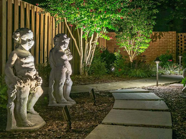 نورپردازی محوطه برای مجسمه های تزیینی حیاط